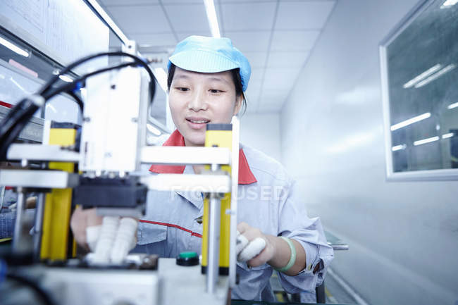 Female worker at e-cigarettes battery factory, Guangdong, China — Stock Photo