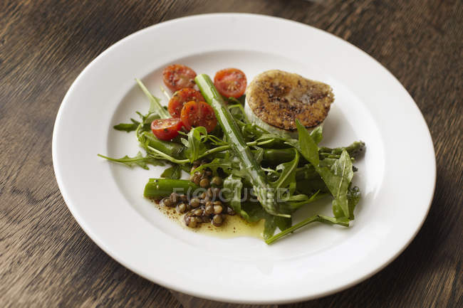 Plate of peppered and fried goats cheese with salad — Stock Photo
