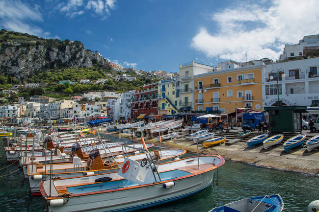 Barcos pesqueros amarrados en el puerto de la isla de Capri, Campania, Italia - foto de stock
