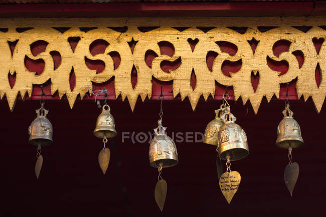 Sinos ornamentais no mercado, Bangkok, Tailândia, Sudeste Asiático — Fotografia de Stock