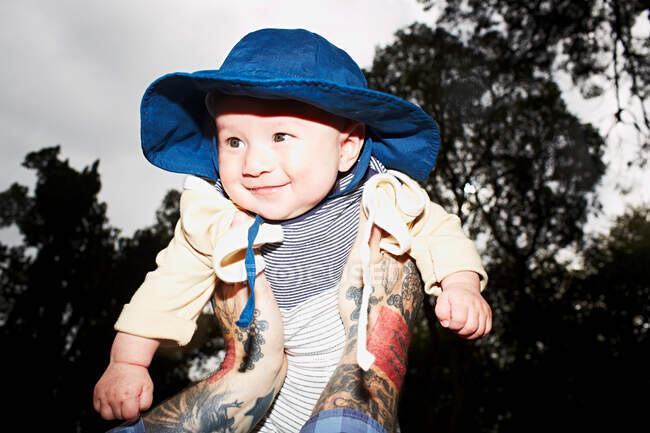 Baby boy wearing blue sunhat — Stock Photo