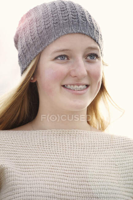 Close up ritratto esterno di una ragazza adolescente — Foto stock