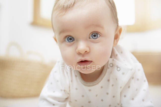 Portrait de bébé fille à la maison — Photo de stock