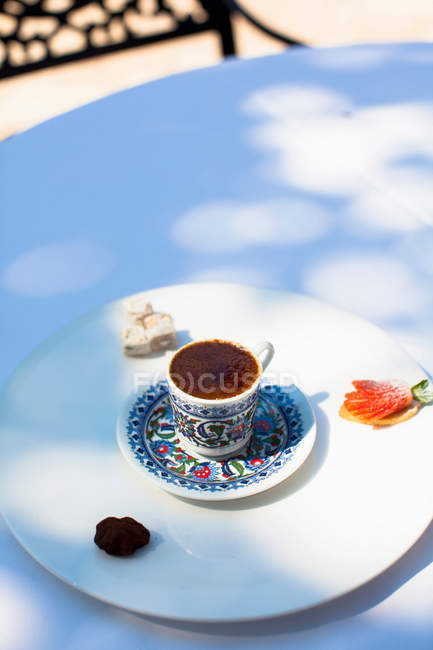 Xícara de café com sobremesas na placa — Fotografia de Stock