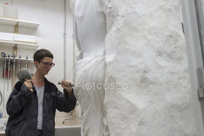 Stonemason using chisel and mallet to create sculpture — Stock Photo