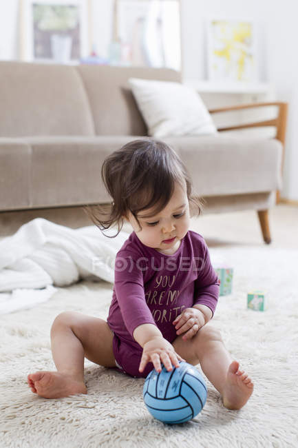 Baby boy playing on floor — Stock Photo