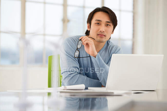 Empresario sentado en el escritorio trabajando - foto de stock