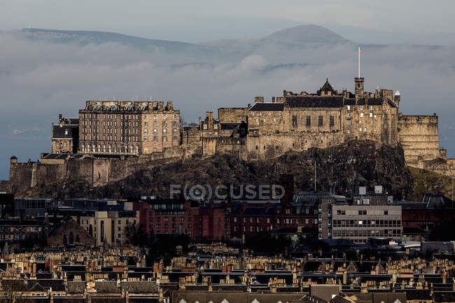 Вид на Эдинбургский замок с Блэкфорд Хилл — стоковое фото