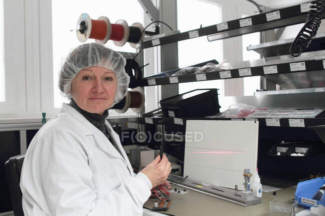 Ricercatrice che prova laser in laboratorio — Foto stock