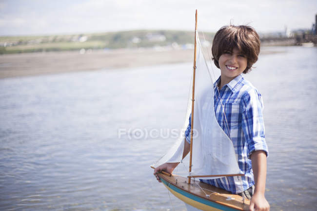Portrait de garçon tenant bateau modèle — Photo de stock