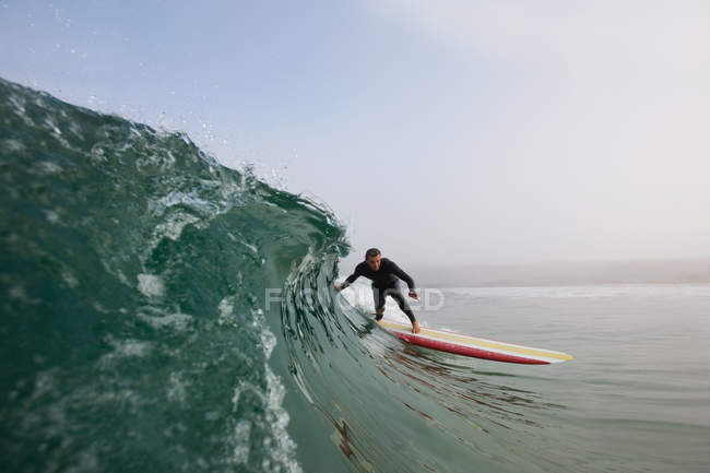 Homem em traje de natação surfando uma onda oceânica, baía de boobys, cornwall, inglaterra — Fotografia de Stock