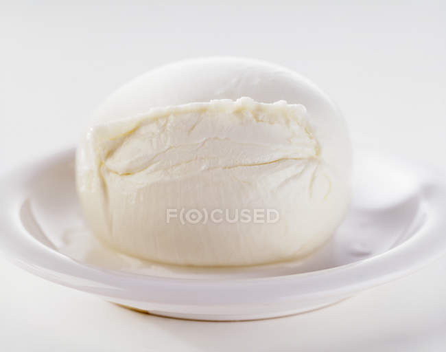 Buffalo mozzarella on white dish, close-up — Stock Photo