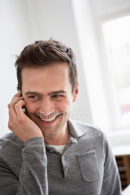 Зрілий чоловік на телефонний дзвінок — стокове фото