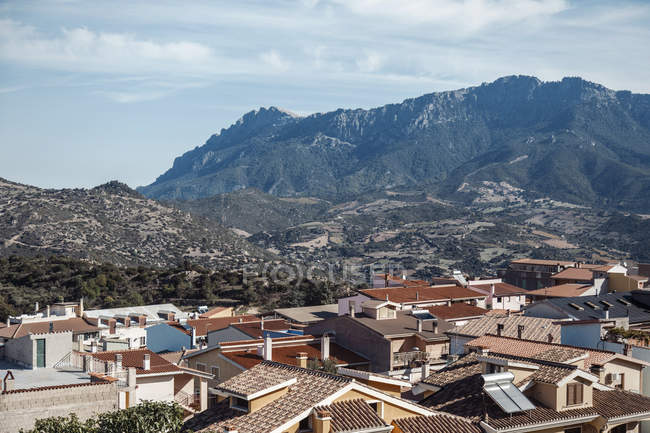 Hochwinkelaufnahme von Gebäuden in Orgosolo und Bergkette, Sardinien, Italien — Stockfoto