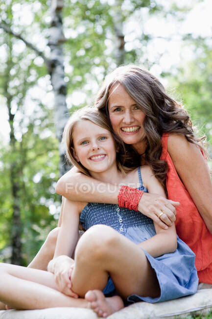 Мать и дочь обнимаются — стоковое фото