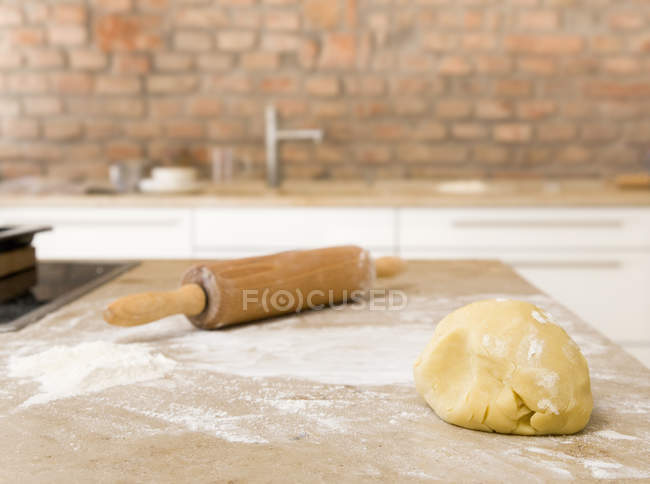 Тесто для выпечки печенья на столе — стоковое фото
