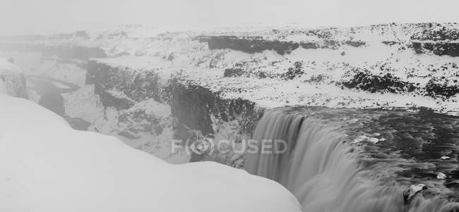Водоспад у льодовиковому ландшафті — стокове фото