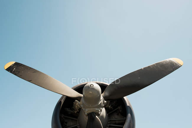 Nahaufnahme von Flugzeugpropeller gegen den Himmel — Stockfoto