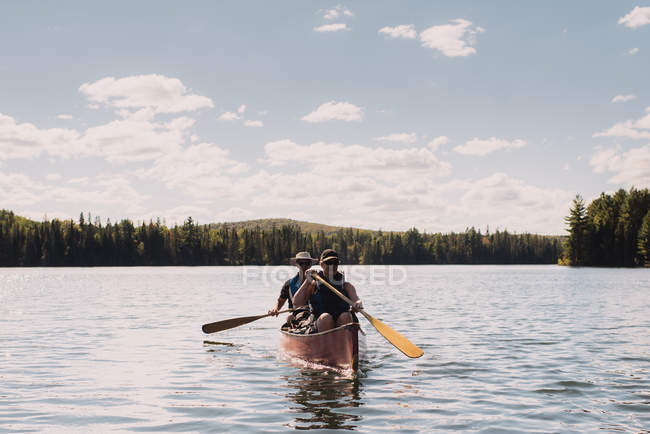 Scenic view of Senior couple canoeing on lake — Stock Photo