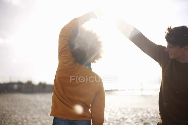 Couple dansant sur la plage — Photo de stock