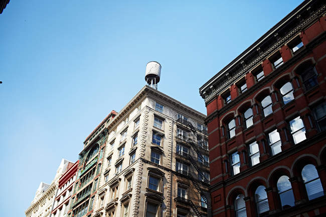 Вигляд знизу житлових будинків, Нью-Йорк, США — стокове фото