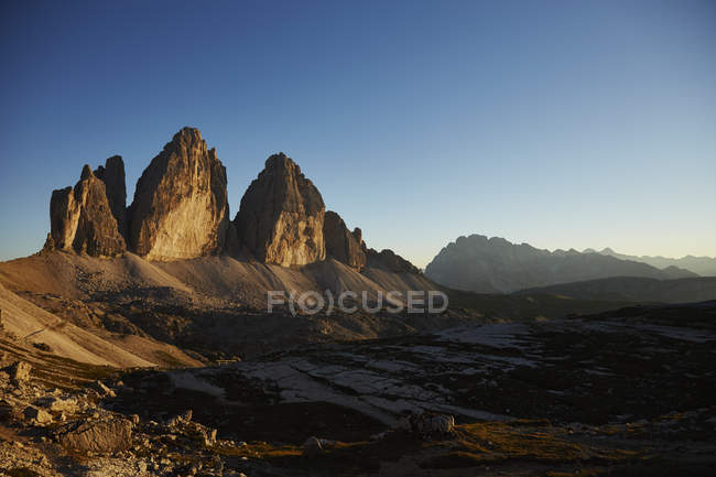 Paisaje montañoso con formaciones rocosas en la luz del atardecer - foto de stock