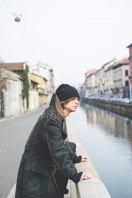 Homme debout près du canal, Milan, Italie — Photo de stock