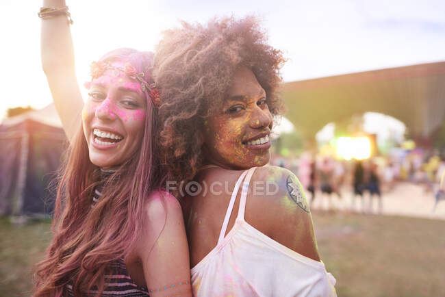 Retrato de duas amigas no festival, cobertas com tinta em pó colorida — Fotografia de Stock