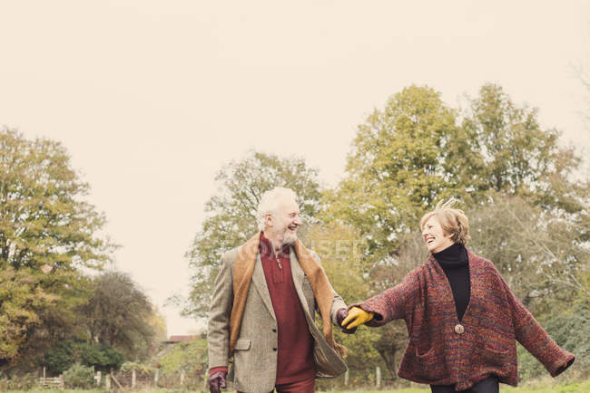 Paar hält Händchen im Garten — Stockfoto