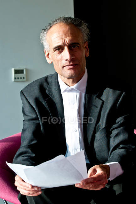 Hombre sosteniendo documento, retrato - foto de stock