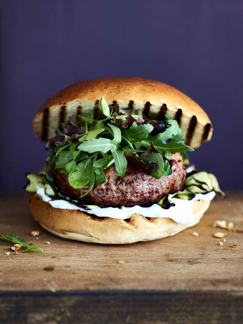 Primo piano colpo di hamburger di agnello alla griglia — Foto stock