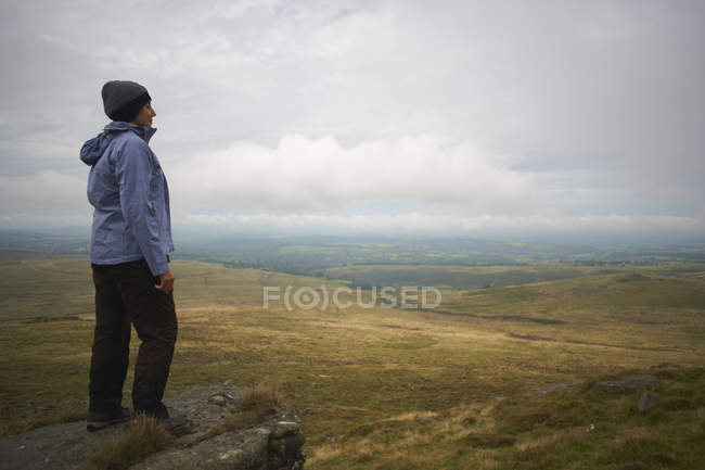 Mulher desfrutando de vista sobre a formação de rocha, Dartmoor, Devon, Reino Unido — Fotografia de Stock
