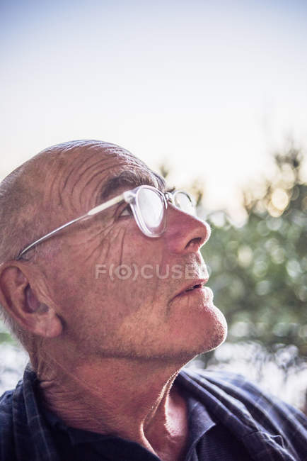 Retrato del hombre mayor mirando hacia arriba - foto de stock