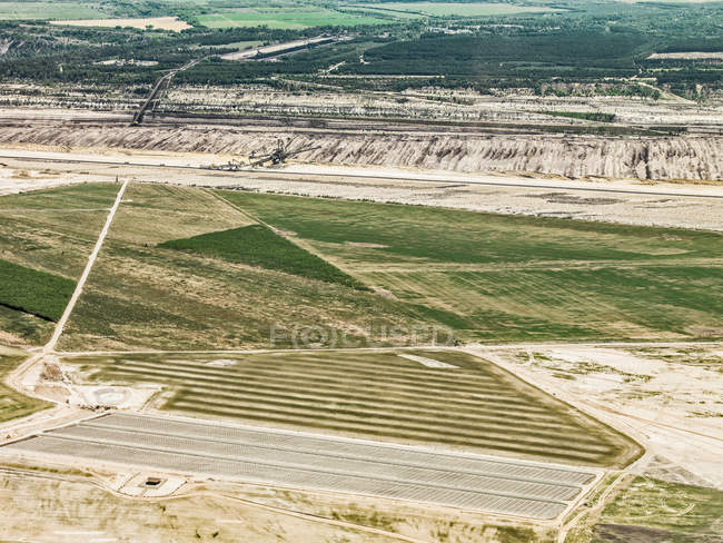 Vue aérienne du champ de mines de charbon à bandes — Photo de stock