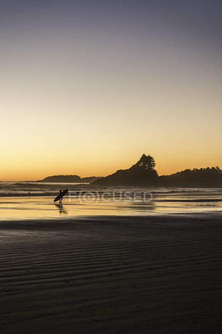 Surfer at Tofino, Vancouver Island, British Columbia, Canada — Stock Photo