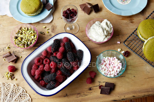 Berries in bowl on table — Stock Photo