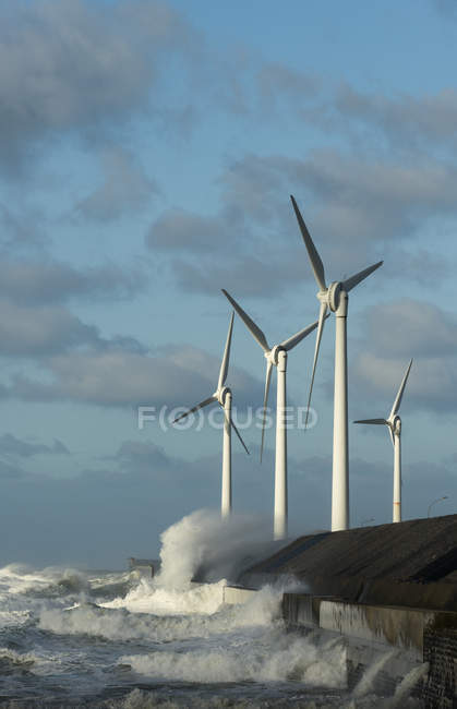 Vagues océaniques orageuses éclaboussant les éoliennes et le mur du port, Boulogne-sur-Mer, Pas de Calais, France — Photo de stock