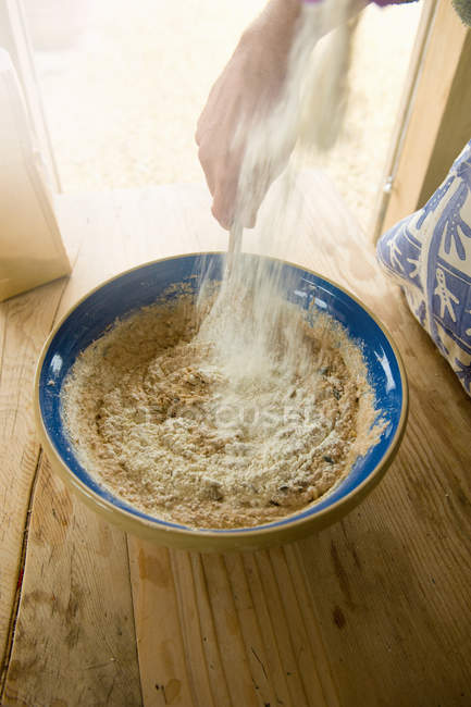 Imagen recortada del hombre haciendo pan orgánico - foto de stock
