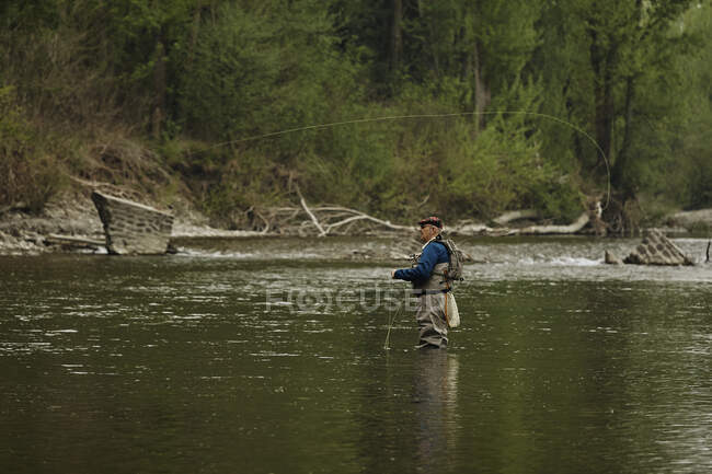 Uomo pesca nel fiume — Foto stock