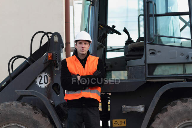 Constructeur debout devant le camion — Photo de stock