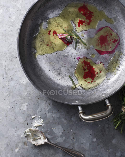 Top view of empty pan with oil and beetroot juice leftovers — Stock Photo