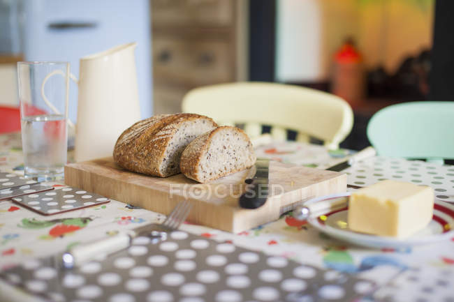 Pão e manteiga na mesa de pequeno-almoço servido — Fotografia de Stock