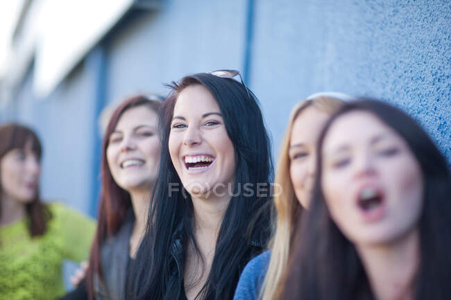 Grupo de mujeres jóvenes bromeando sobre - foto de stock