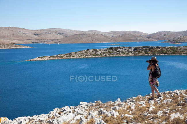 Femme prenant des photos de paysage — Photo de stock