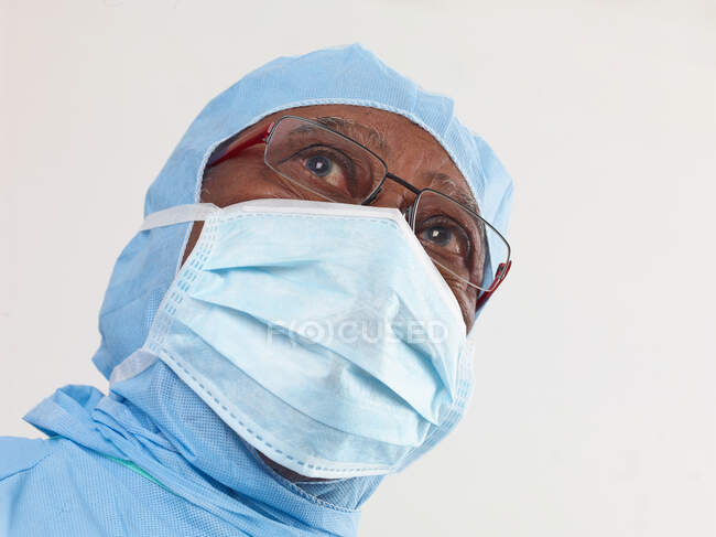 Surgeon wearing surgical scrubs and protective mask — Stock Photo