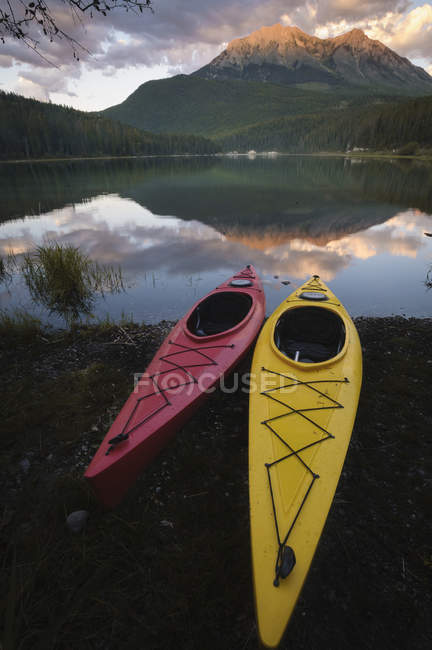 Kajaks vertäut am Whiteswan Lake mit Flett Peak im Hintergrund — Stockfoto