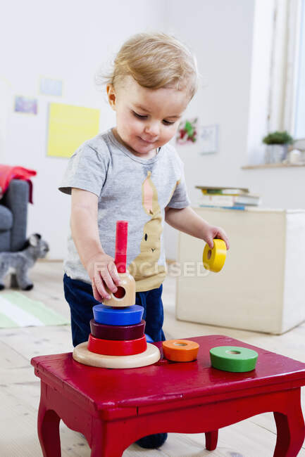 Junge spielt zu Hause mit Blöcken — Stockfoto