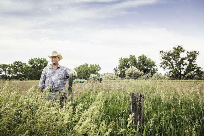 Портрет мужчины-фермера на краю поля — стоковое фото