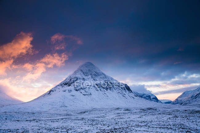 Montañas rocosas en paisaje nevado - foto de stock