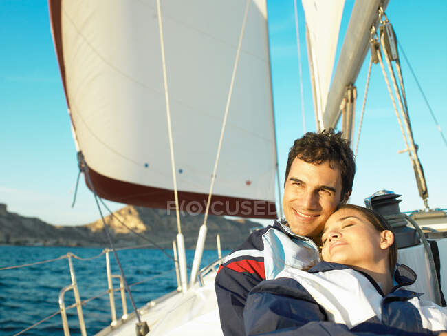 Giovane coppia rilassante su yacht — Foto stock